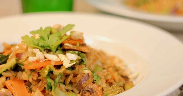 Vegansk stekt ris med sopp og grønnsaker